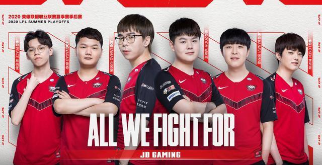 近日广西南宁，男子钓鱼时发现水里有个大行李袋，非常好奇慢慢接近…